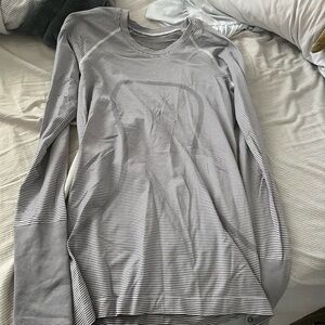 black and white thin strip lululuemon swiftly tech